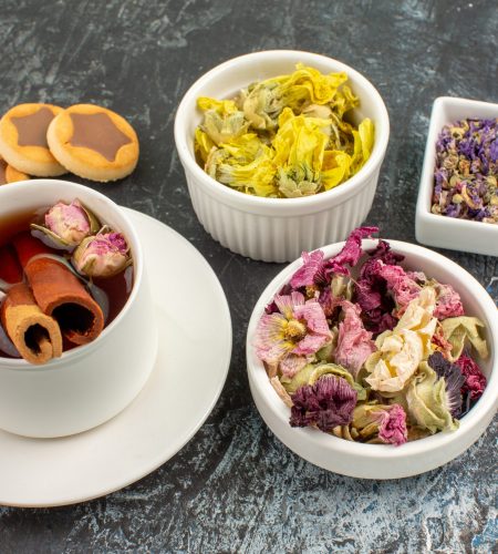 Thé, fleurs colorées, biscuits. Façon Tea time.